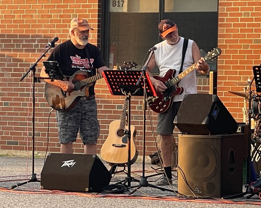 Kim Cardinal and Mike Lee performing